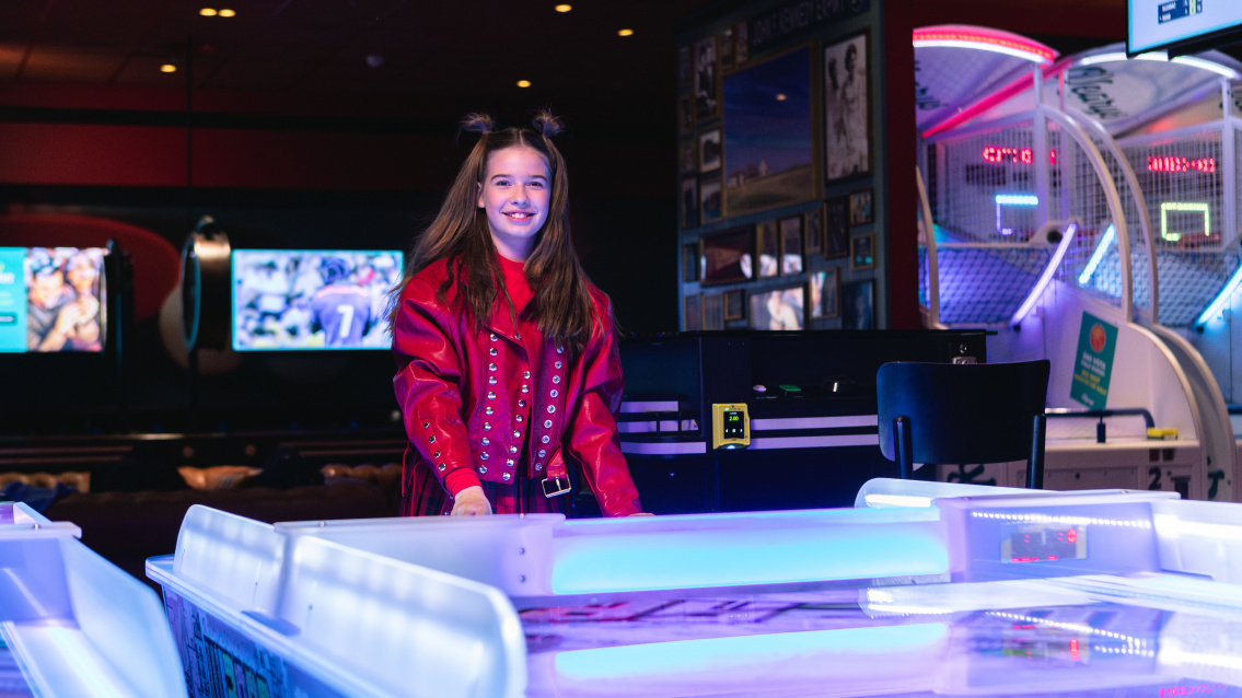 Arhanna from Estonia in an official JESC promotional picture taken by Georg Savisar (ERR).