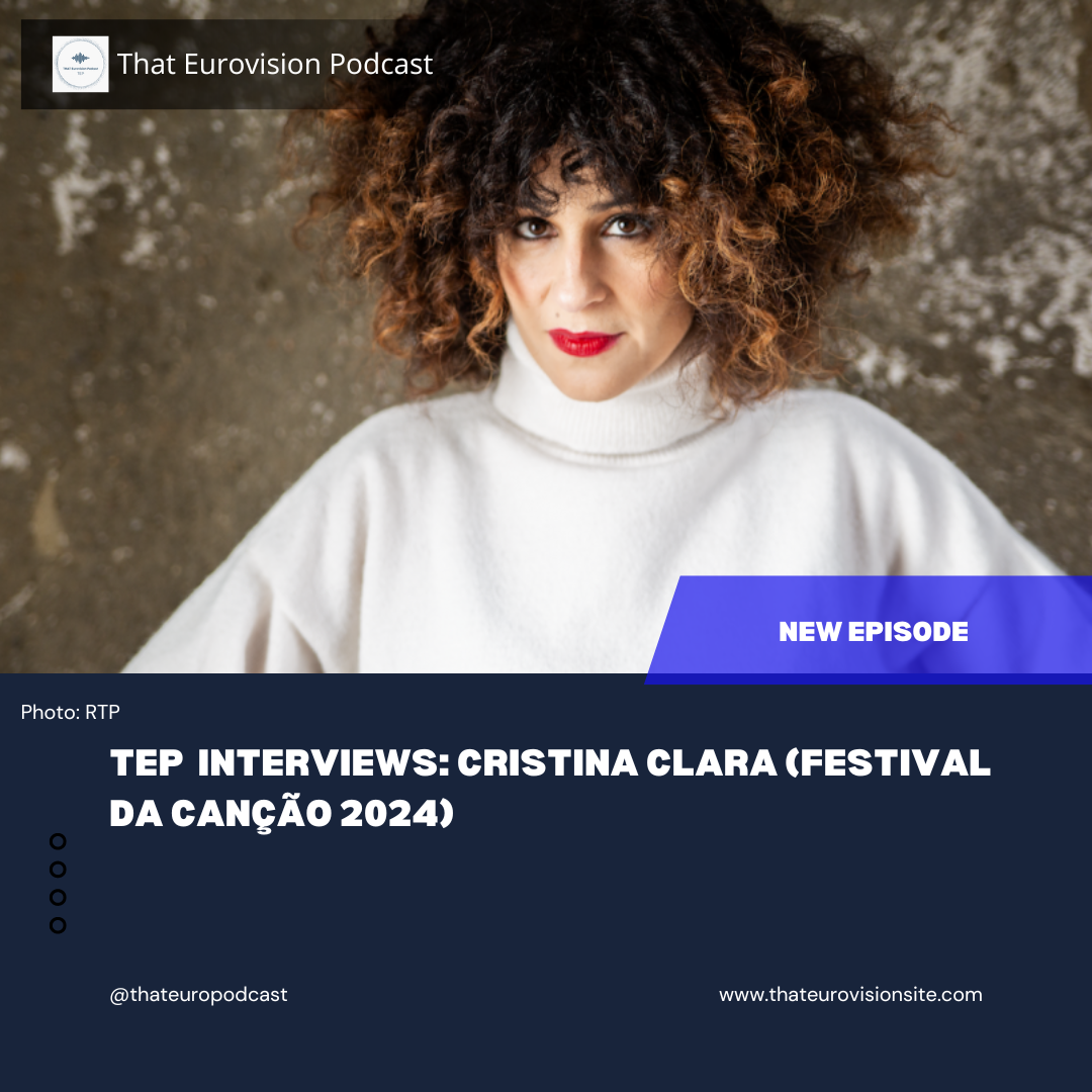 Cristina Clara photographed in front of a concrete wall. Below her, the title of the podcast is written down.