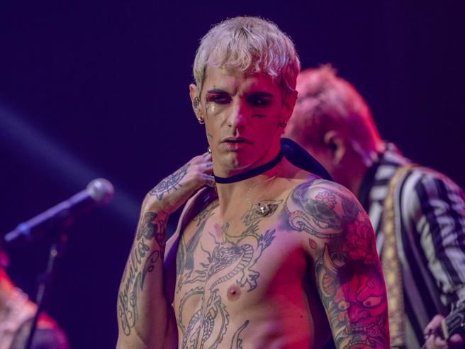 Italian singer and UVPSM winner Achille Lauro is topless on the UVPSM stage, his black blazer draped over a shoulder