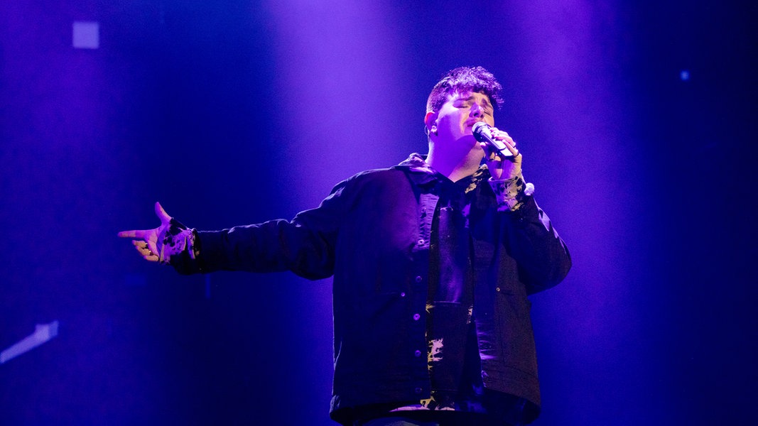 Isaak performing Always on the run at Das Deutsche Finale 2024