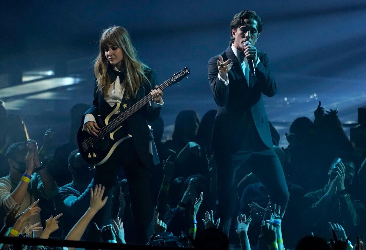 Victoria and Damiano play at the 2021 AMAs.